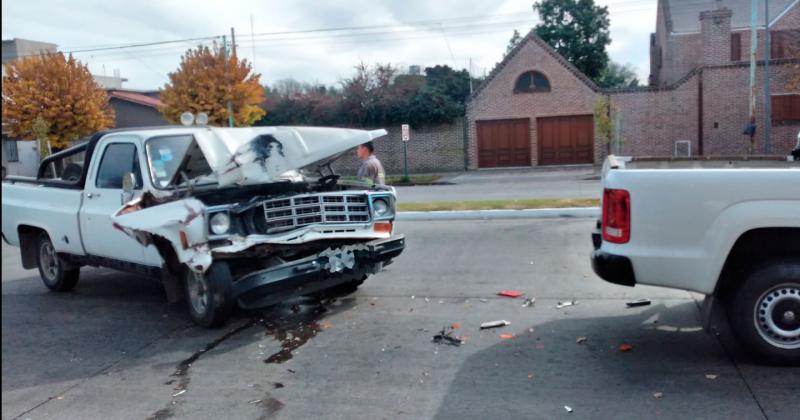 Cuaacutedruple choque en cadena sin heridos