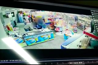 Asiacute fue el violento asalto a un comercio que quedoacute grabado en las caacutemaras de seguridad