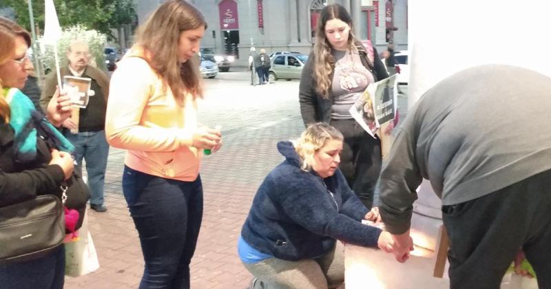 Familiares de marcela dejaban en la Iglesia San José una vela prendida y una foto