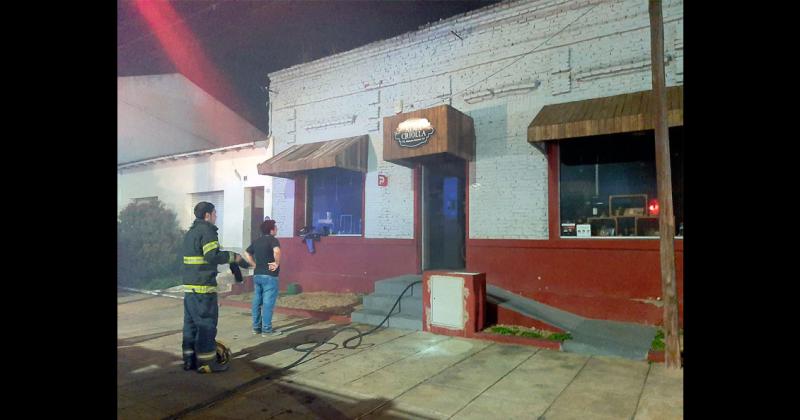 Principio de incendio en un comercio local 