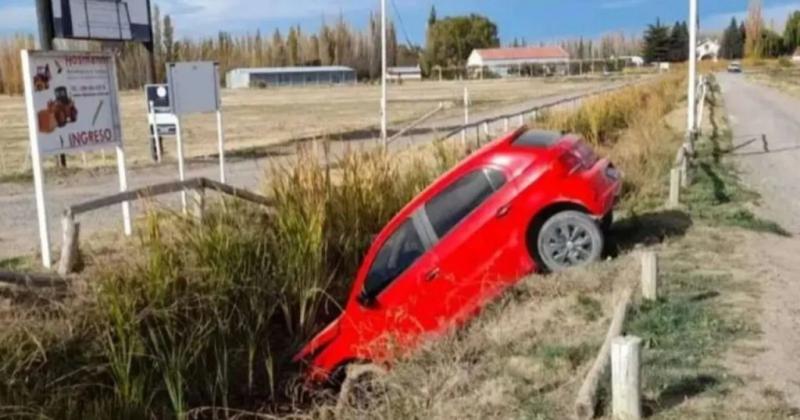 El auto quedó incrustado en un canal de riego al costado de la Ruta 22