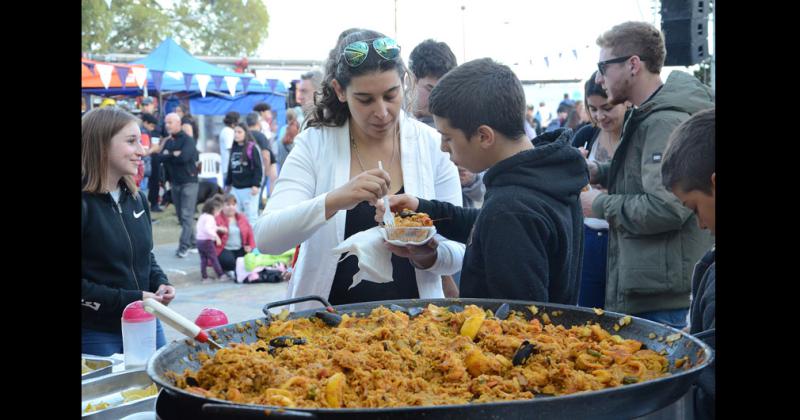 Sabores del Mundo- las imaacutegenes del uacuteltimo diacutea de la feria que recibioacute maacutes de 60 mil olavarrienses