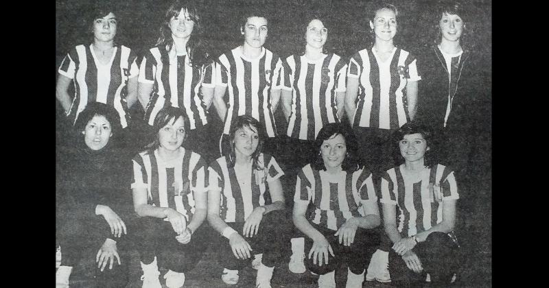 El equipo de vóleibol femenino del Instituto del Rosario en las Olimpíadas Estudiantiles de 1974