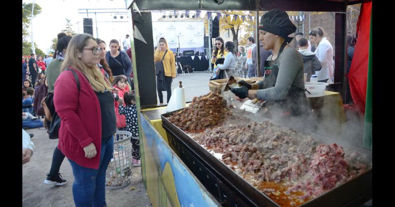 Sabores del Mundo- las imaacutegenes del uacuteltimo diacutea de la feria que recibioacute maacutes de 60 mil olavarrienses