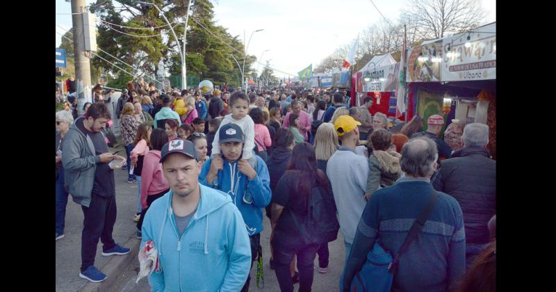 Sabores del Mundo- las imaacutegenes del uacuteltimo diacutea de la feria que recibioacute maacutes de 60 mil olavarrienses