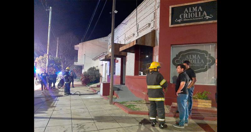 Principio de incendio en un comercio local 