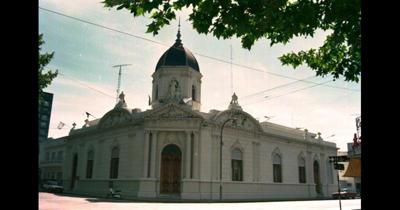 El edificio del Banco de Olavarría -ubicado en Vicente López y San Martín desde 1906- en una imagen registrada en 1994