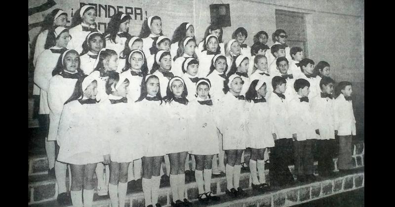 En el acto por el Día de la Bandera del 20 de junio de 1973 se lucía el Coro de la Escuela Nº 4