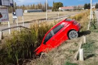 El auto quedó incrustado en un canal de riego al costado de la Ruta 22