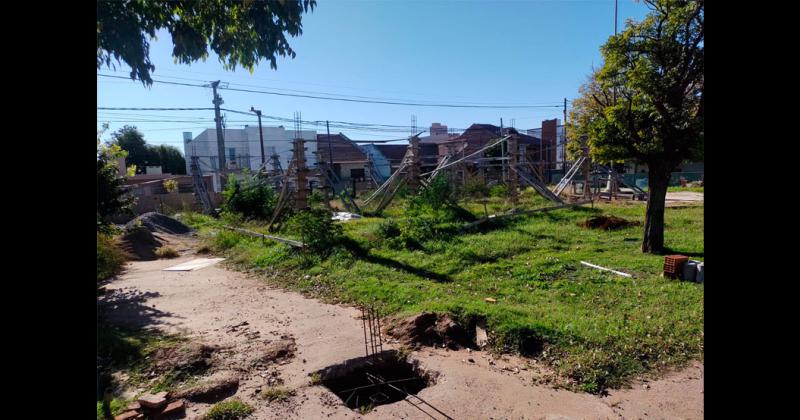 Joacutevenes Pro Olavarriacutea preocupados por el abandono de la obra en la Facultad de la Salud