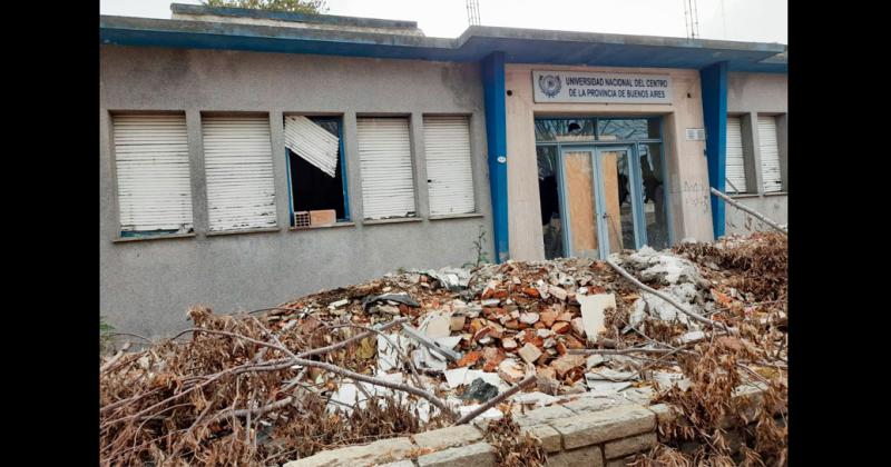 Joacutevenes Pro Olavarriacutea preocupados por el abandono de la obra en la Facultad de la Salud