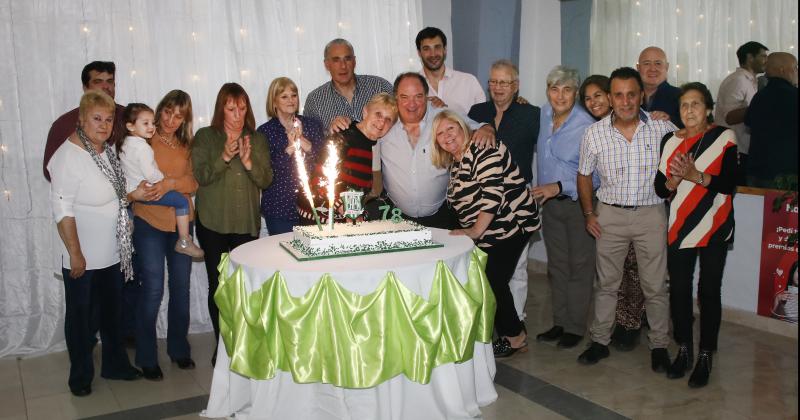 El momento m�s esperado- cortar la torta aniversario de la entidad alviverde