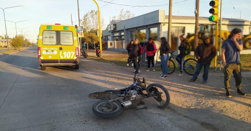 Un joven herido en un choque entre un auto y una moto