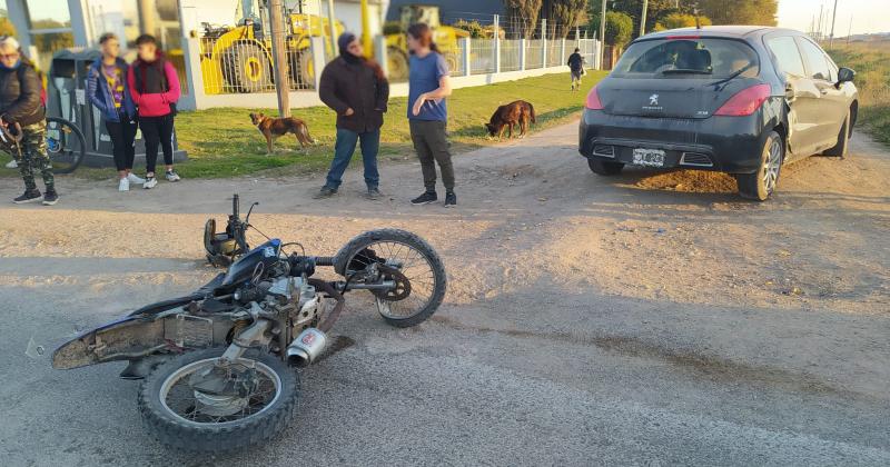 Un joven herido en un choque entre un auto y una moto