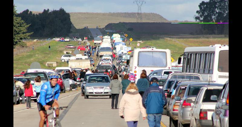 En la caravana de reinauguración del Enlace Presidente Néstor Kirchner participaron alrededor de 1000 vehículos y numerosas instituciones comunitarias 