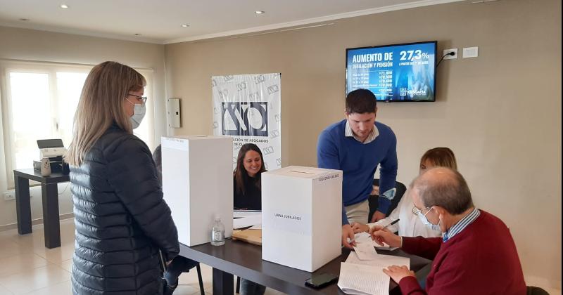 En un clima tenso se celebran las elecciones en el Colegio de Abogados