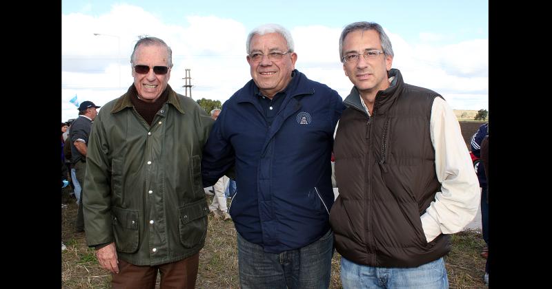 El ex intendente Enrique Alfieri -propulsor del proyecto en 1970 y 1971- el periodista Omar Chamorro y el intendente olavarriense en 2012 José Eseverri durante la reinauguración del Enlace