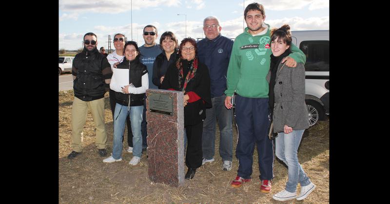 Durante la caravana del 12 de mayo de 2012 se descubrió una placa en un sector del enlace