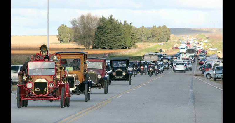 Autos antiguos y motos también fueron parte de la caravana