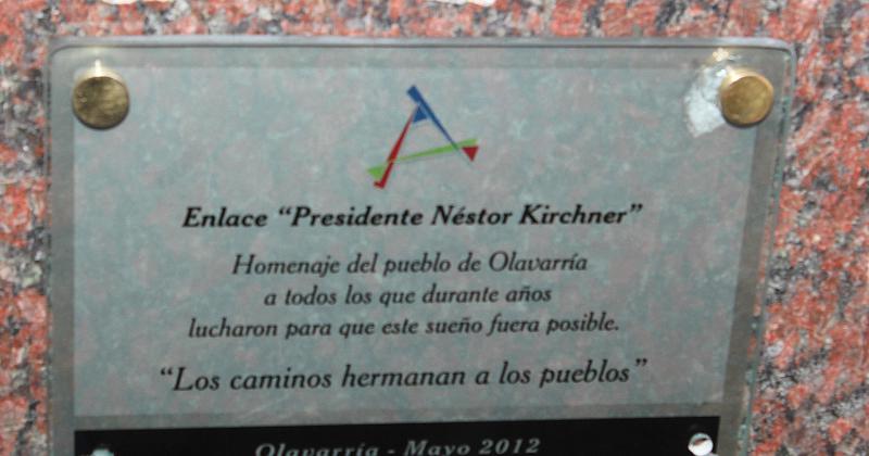 El texto de la placa inaugurada en mayo de 2012 por la comunidad olavarriense en el Enlace