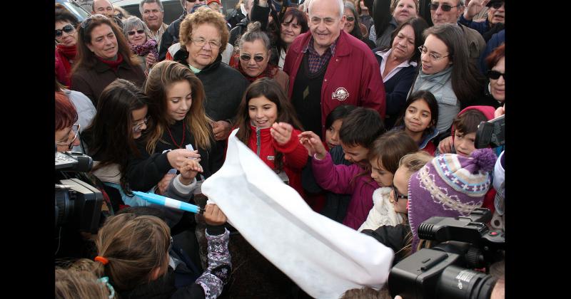 El momento del descubrimiento de la placa