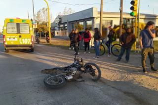 Un joven herido en un choque entre un auto y una moto