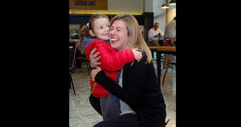 María Fernanda junto a su pequeña hija y la felicidad por un logro histórico