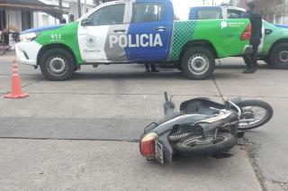 Un motociclista resultó herido luego de chocar con un auto