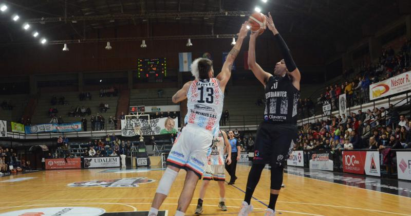 Estudiantes le ganó a Deportivo Viedma 89-77 en el Maxigimnasio