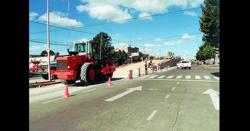 Un momento de la construcción del puente de la avenida Colón sobre las vías del ferrocarril en la ciudad de Olavarría registrado a fines de la década de 1990 (Imagen registrada por Walter Palahy)