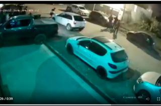 Las c�maras de seguridad grabaron el momento exacto en el que la persona avanza con velocidad contra el boliche