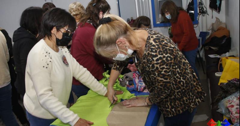 Bomberos organizoacute un Taller de confeccioacuten de turbantes y pelucas 