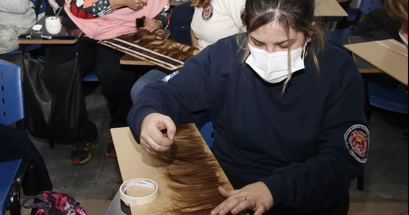 Bomberos organizoacute un Taller de confeccioacuten de turbantes y pelucas 