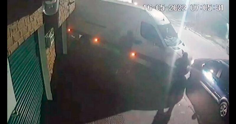 La camioneta en la que iban los dos hombres asaltados quedó impactada en un local