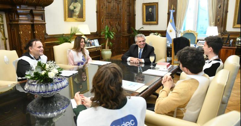 El Presidente recibioacute a un grupo de censistas en Casa Rosada