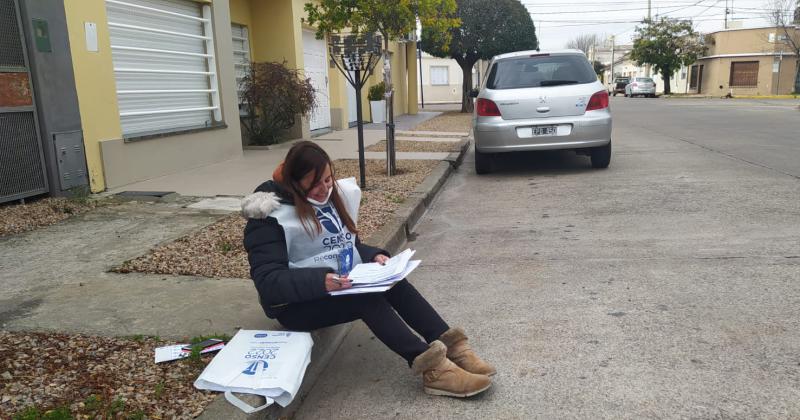 Alejandra acomodando sus planillas del censo para continuar con la recorrida