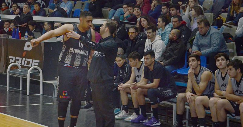 Cristian Colli le da indicaciones a Jeffrey Merchant El coach valoró mucho la actitud del jugador