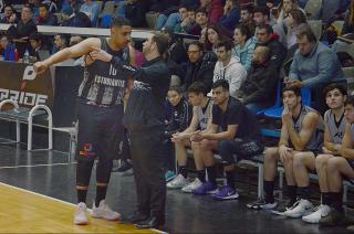 Cristian Colli le da indicaciones a Jeffrey Merchant El coach valoró mucho la actitud del jugador