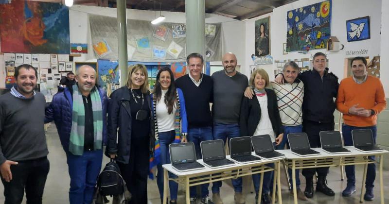 Provincia entregó mobiliario y netbooks al CENS 455 y la EEPA 701