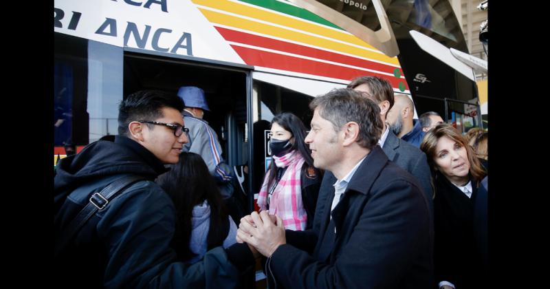 Kicillof despidioacute a 300 estudiantes que iniciaron sus viajes de fin de curso