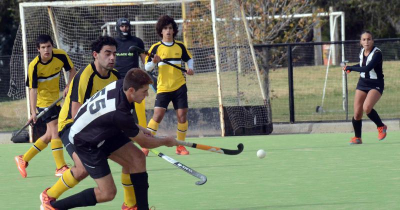 Los equipos masculinos jugaron en la cancha sintética