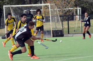 Los equipos masculinos jugaron en la cancha sintética