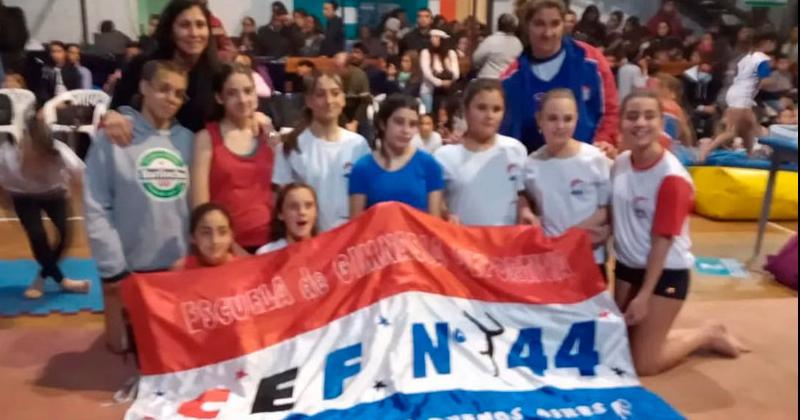 La delegación deportiva que representó a la institución estuvo conformada por 60 gimnastas