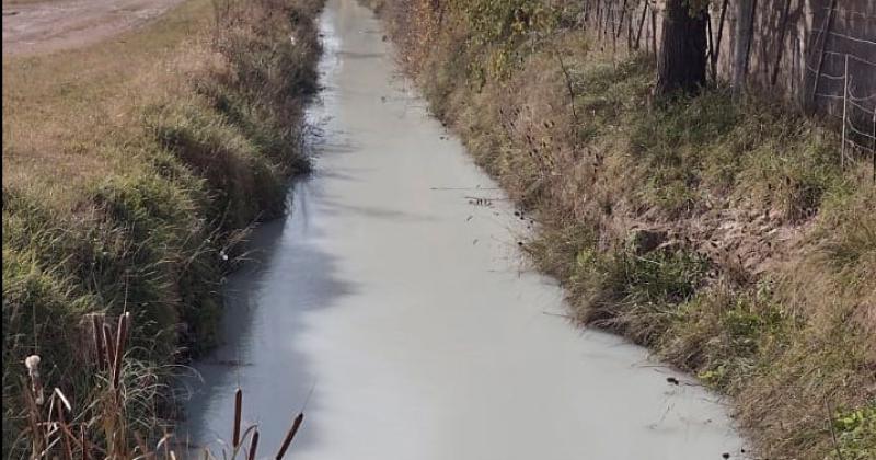 Se trata de un canal de agua en el sector de Avenida de los Trabajadores y Avenida La Rioja