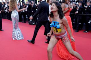 El desnudo que sacudioacute Cannes para denunciar la violencia sexual en Ucrania tras la invasioacuten rusa