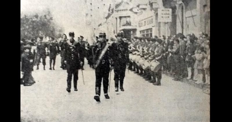 Con motivo del 162 aniversario de la Revolución de Mayo el 25 de Mayo en la céntrica calle Vicente López tenía lugar un desfile de efectivos de Guarnición Militar Olavarría