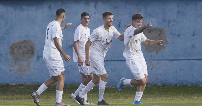  Racing festeja el primer gol de la mañana