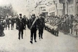 Con motivo del 162 aniversario de la Revolución de Mayo el 25 de Mayo en la céntrica calle Vicente López tenía lugar un desfile de efectivos de Guarnición Militar Olavarría