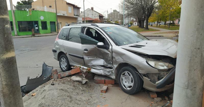 Lo chocaron en una esquina destruyoacute un cantero y terminoacute contra una casa