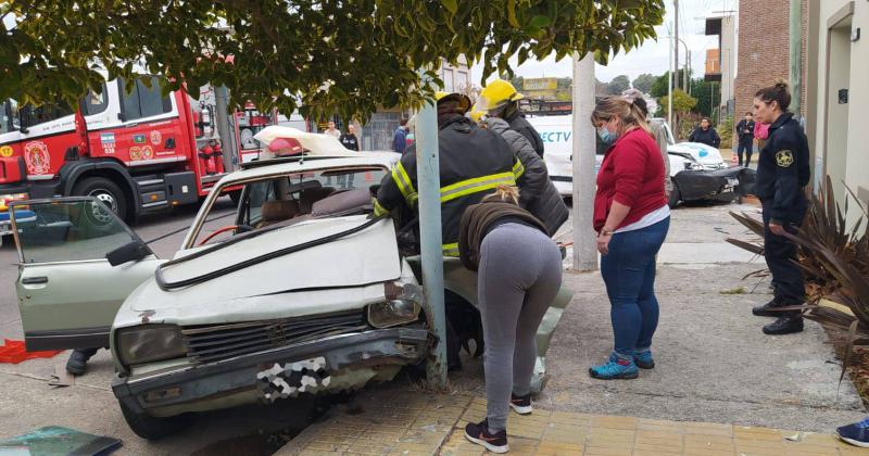  Bomberos extricaron a un hombre tras un fuerte choque